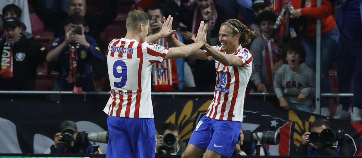 Marcos Llorente (d) celebra con Alexander Sorloth tras marcar el tercer gol del Atlético de Madrid