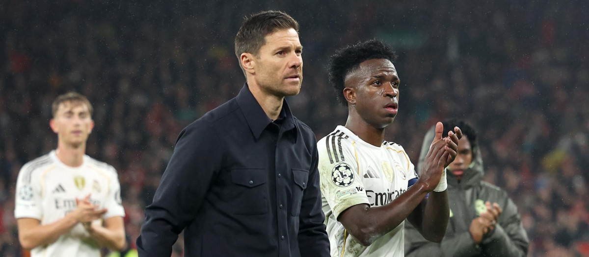 Xabi Alonso y VInicius Junior al finalizar el partido contra el Liverpool en la Champions League