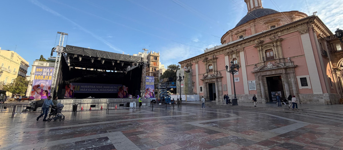 Imagen del escenario ubicado en la plaza de la Virgen para la grabación del spot del 8M.