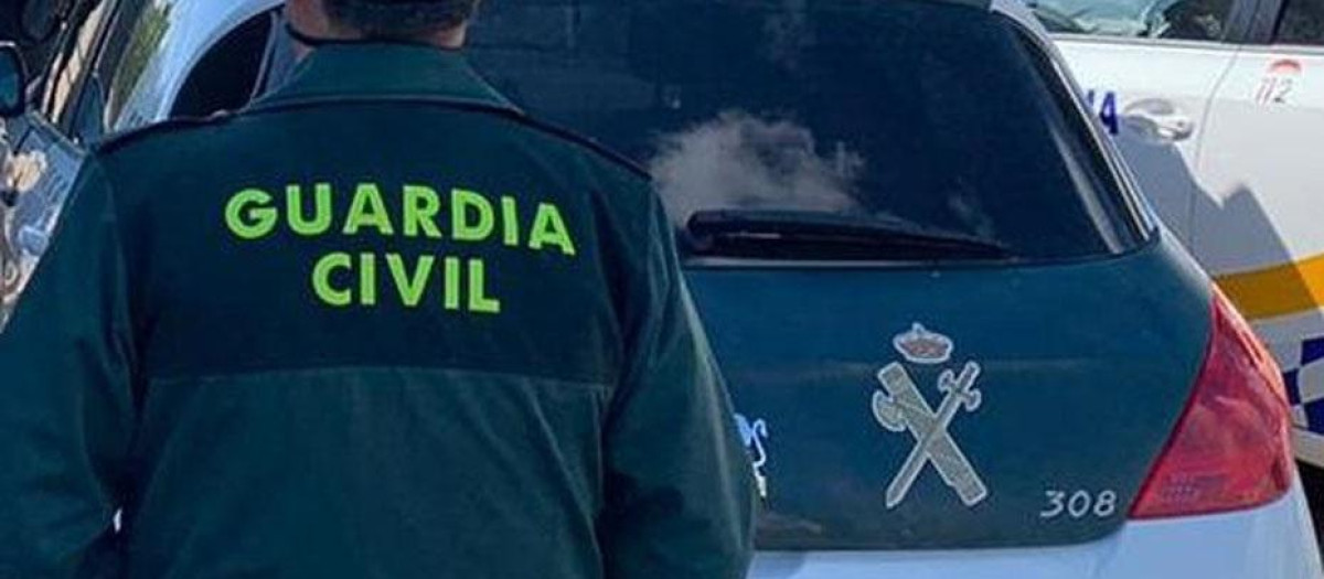(Foto de ARCHIVO)
Archivo - Un agente de la Guardia Civil junto a un vehículo oficial.

REMITIDA / HANDOUT por GUARDIA CIVIL
Fotografía remitida a medios de comunicación exclusivamente para ilustrar la noticia a la que hace referencia la imagen, y citando la procedencia de la imagen en la firma
11/6/2021