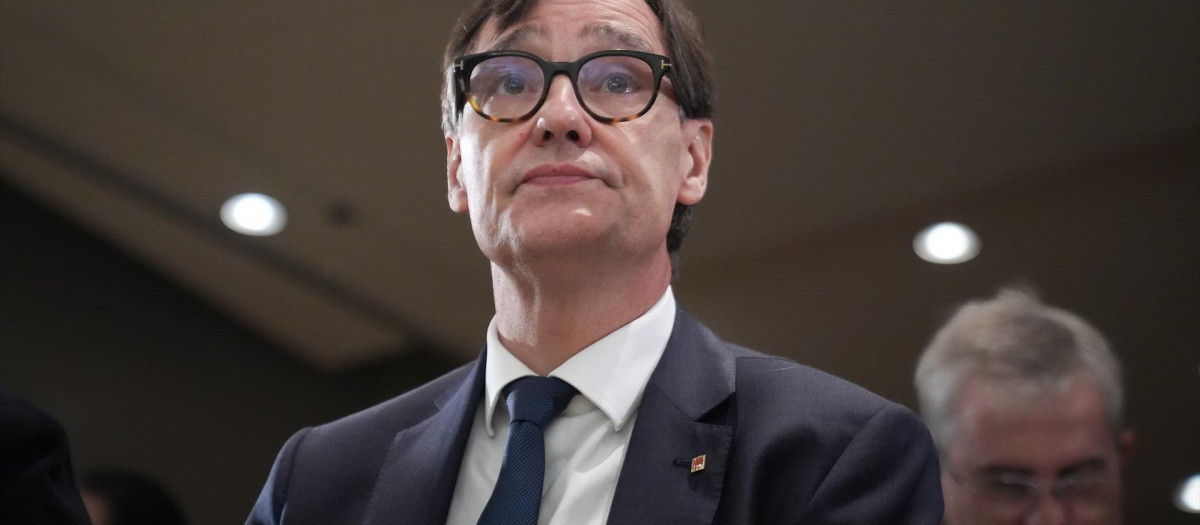 (Foto de ARCHIVO)
El presidente de la Generalitat de Catalunya, Salvador Illa, llega a la clausura de la jornada 'El derecho a la vivienda: retos y soluciones' de elDiario.es, en el Palau Robert de Barcelona, a 6 de octubre de 2025, en Barcelona, Cataluña (España).  El encuentro aborda los desafíos y respuestas institucionales para garantizar el derecho a la vivienda en Cataluña, poniendo el foco en las políticas de acceso, las dificultades de jóvenes y colectivos vulnerables, y las fórmulas de colaboración público-privada.

David Zorrakino / Europa Press
06 OCTUBRE 2025;BARCELONA;JORNADA;DERECHO;VIVIENDA
06/10/2025