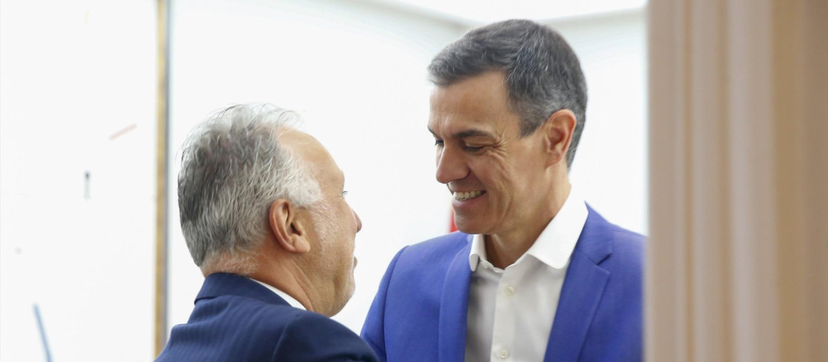 El ministro de Política Territorial y Memoria Democrática, Ángel Víctor Torres (i), y el presidente del Gobierno, Pedro Sánchez
