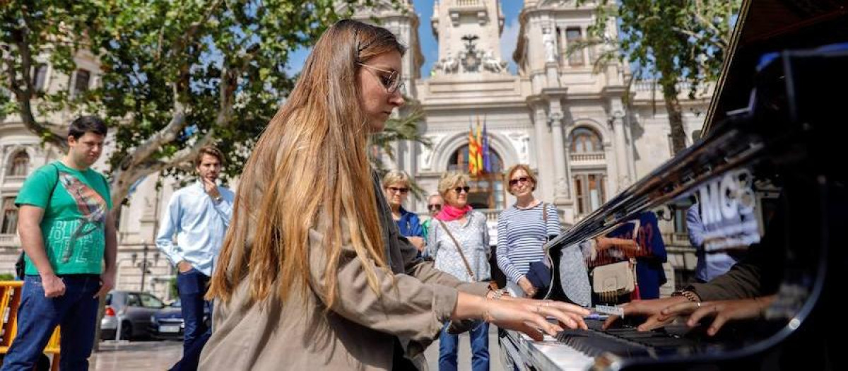 Imagen de archivo de un piano en la plaza del Ayuntamiento de Valencia.