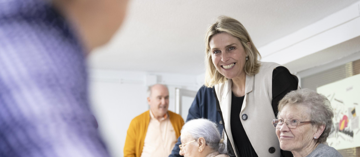 Imagen de Marta Barrachina junto a miembros de asociaciones de jubilados de la provincia