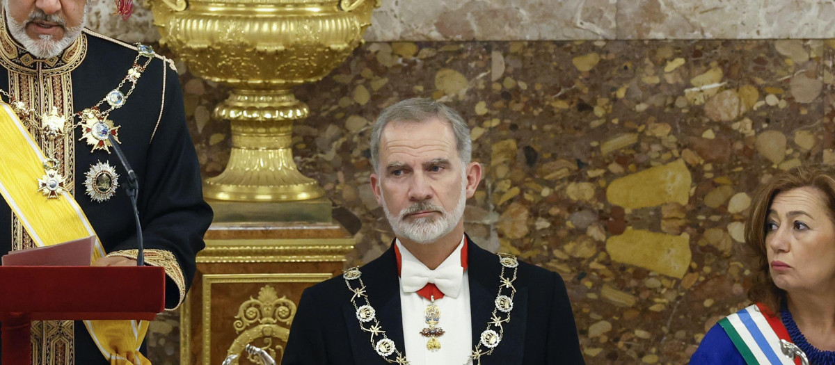MADRID, 04/11/2025.- El sultán de Omán, Haitham Bin Tariq (i), durante el discurso ofrecido en la cena de gala celebrada este martes en el Palacio Real, en Madrid. EFE/Chema Moya POOL