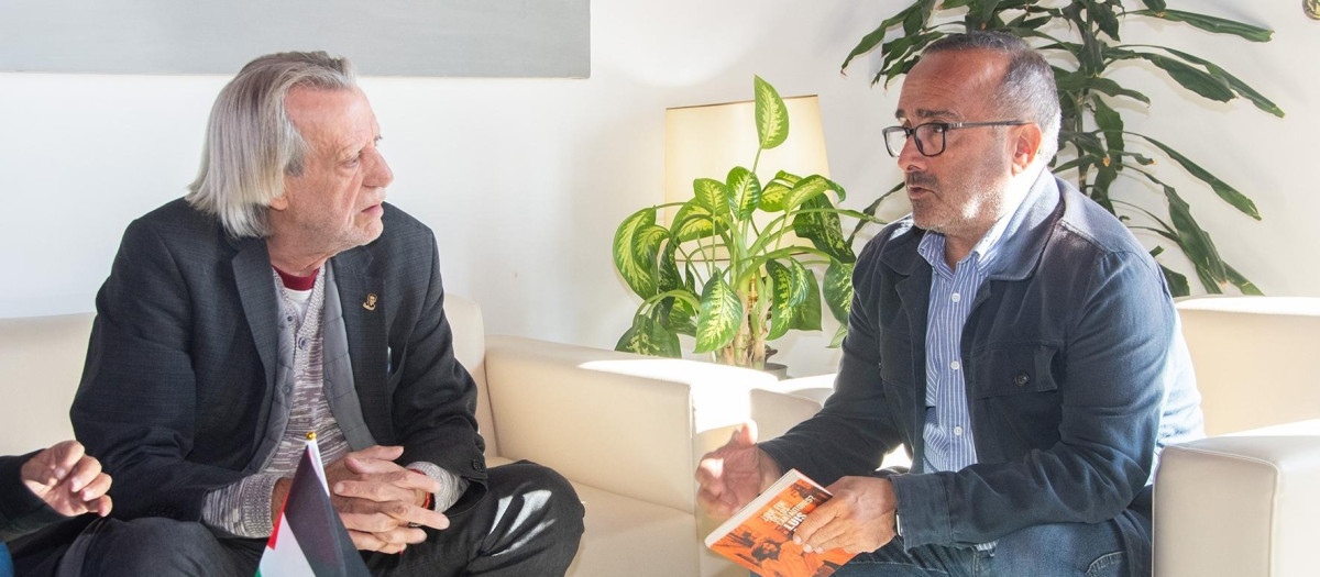 El cantautor Luis Pastor y el presidente de la Diputación de Cáceres, Miguel Àngel Morales