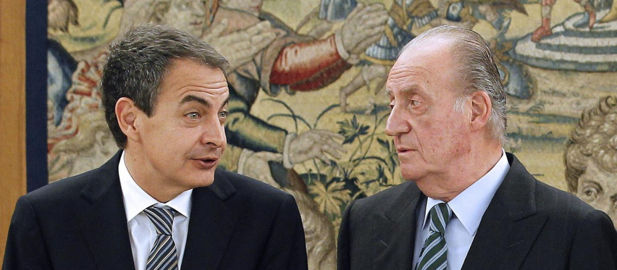 El jefe del Ejecutivo saliente, José Luis Rodríguez Zapatero (i), conversa con el Rey Juan Carlos