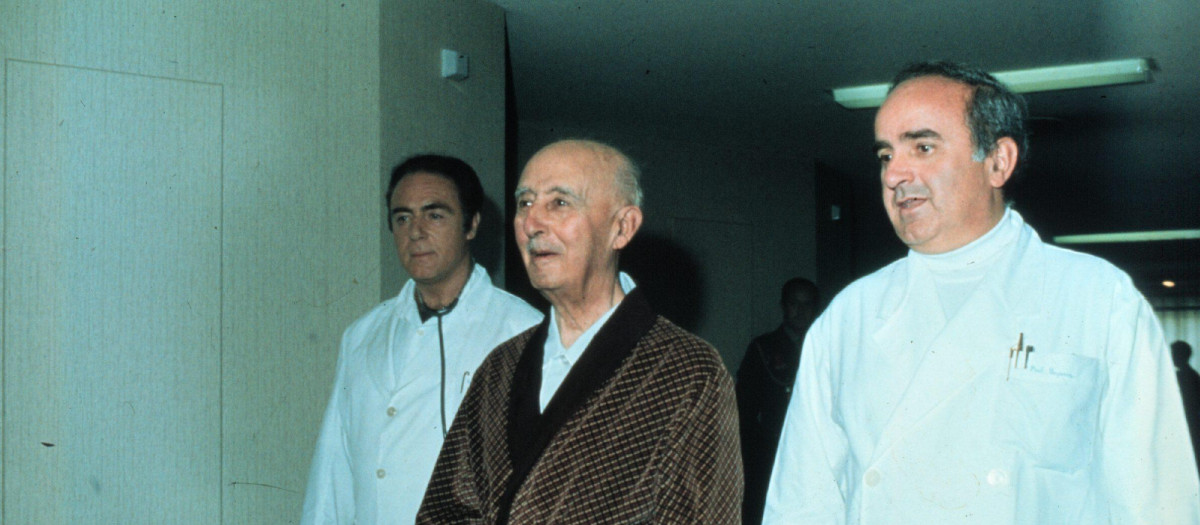 Franco en el hospital en una de sus últimas apariciones públicas