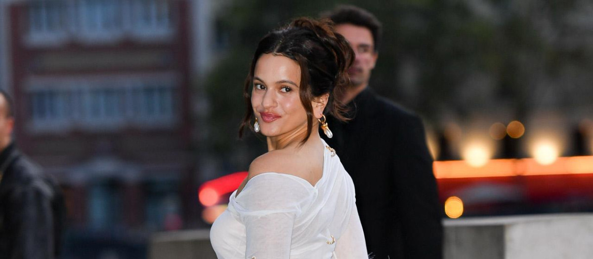 Rosalía llegando al desfile de la colección Primavera/Verano 2026 de Schiaparelli durante la Semana de la Moda de París