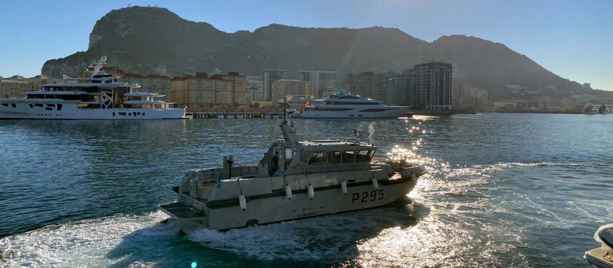 HMS Dagger navega con el penón de Gibraltar al fondo