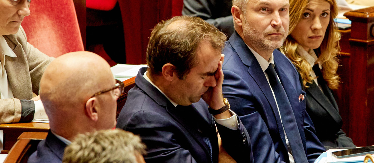 El primer ministro francés, Sébastien Lecornu, cabizbajo durante una sesión en la Asamblea Nacional