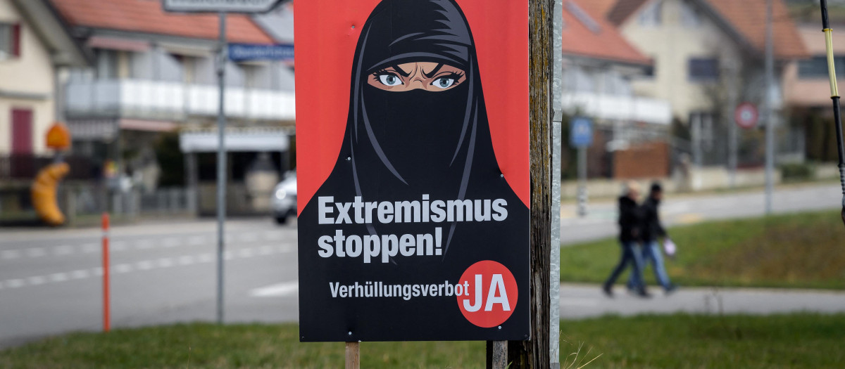 Un cartel de campaña a favor de la prohibición del burka, con el lema en alemán «¡Alto al extremismo!» en Suiza