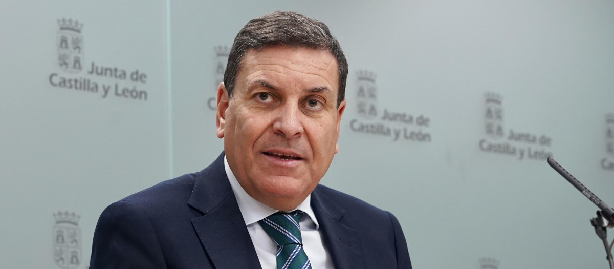 El consejero de Economía y Hacienda y portavoz, Carlos Fernández Carriedo, comparece en rueda de prensa posterior al Consejo de Gobierno