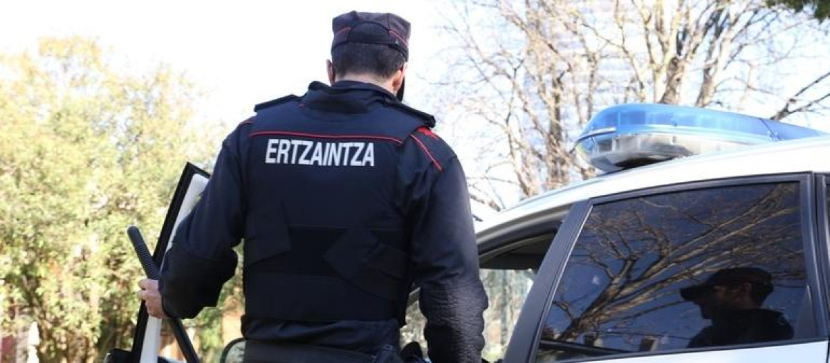 Agente de la Ertzaintza

REMITIDA / HANDOUT por IREKIA
Fotografía remitida a medios de comunicación exclusivamente para ilustrar la noticia a la que hace referencia la imagen, y citando la procedencia de la imagen en la firma
03/11/2025