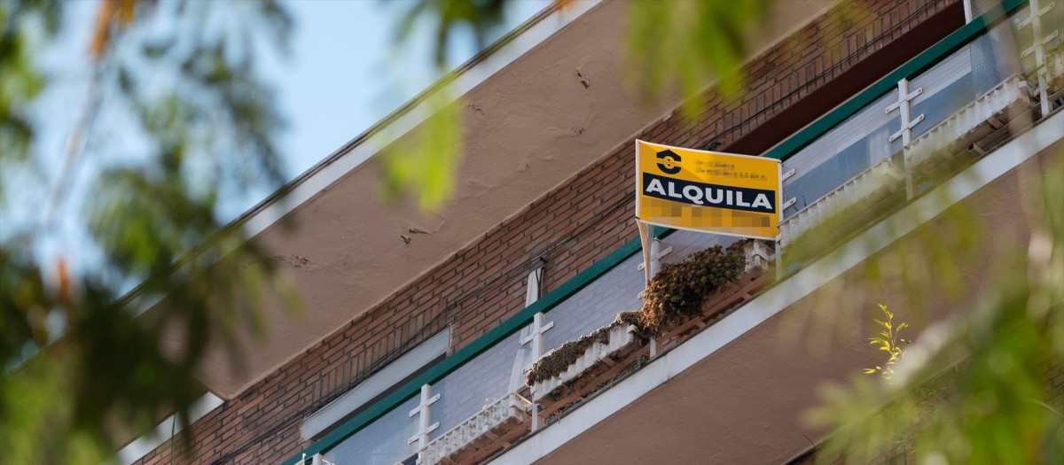 Cartel de alquiler en un edificio de la capital