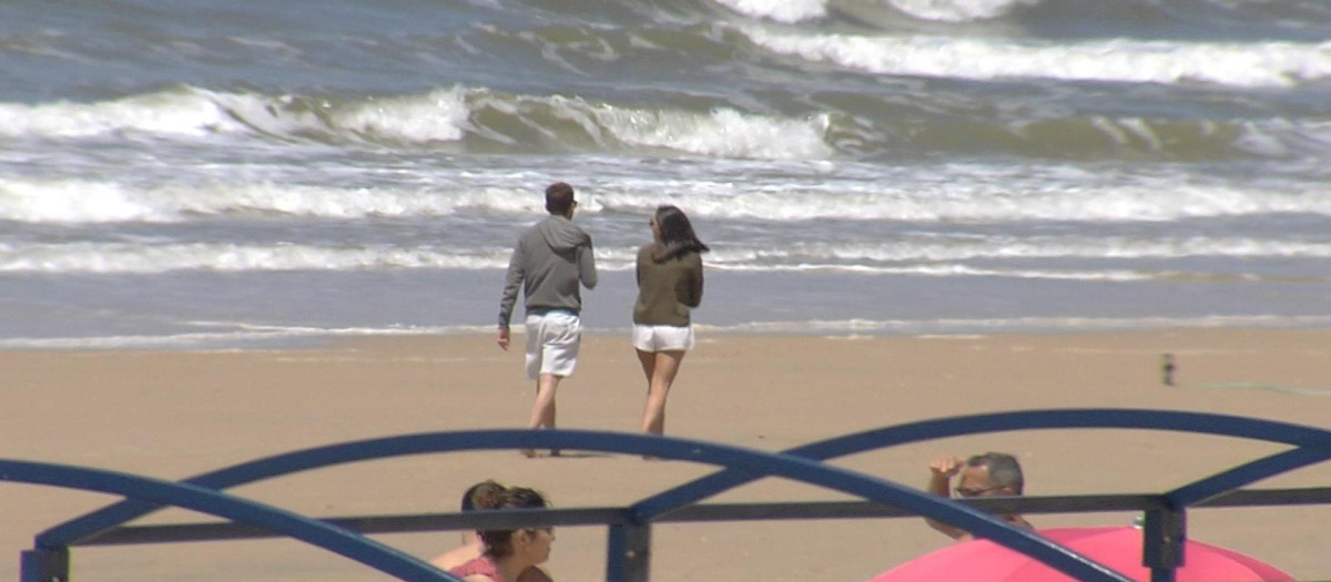 (Foto de ARCHIVO)
Imagen de la playa de Matalascañas (Huelva) con personas paseando con ropa de abrigo