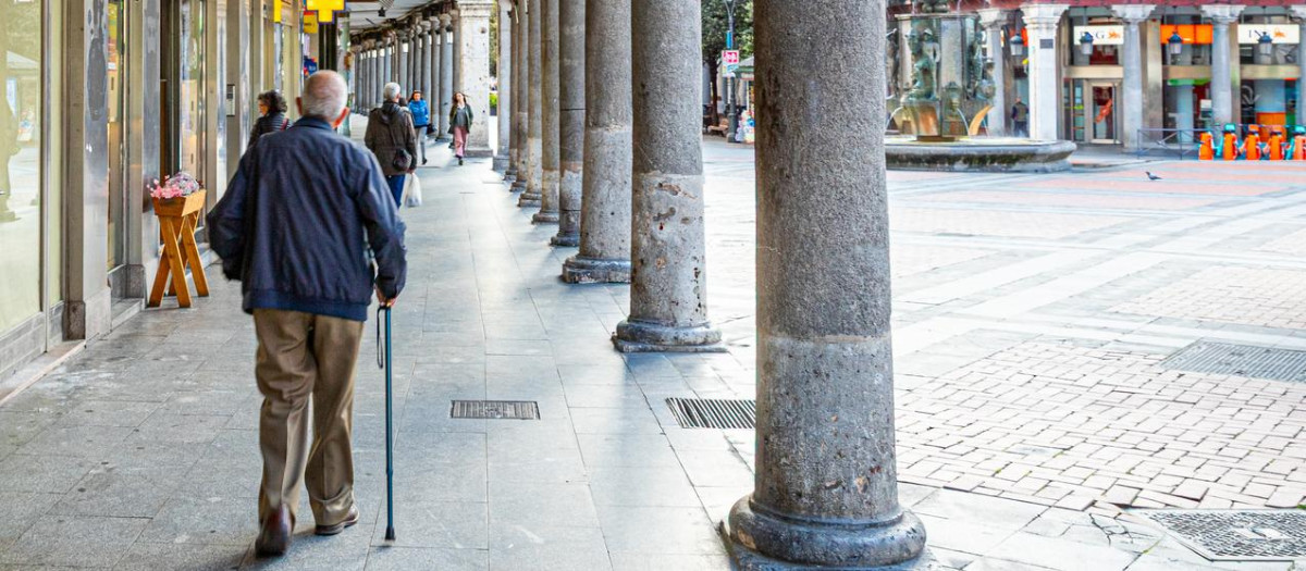 Persona mayor caminando por el centro de Valladolid