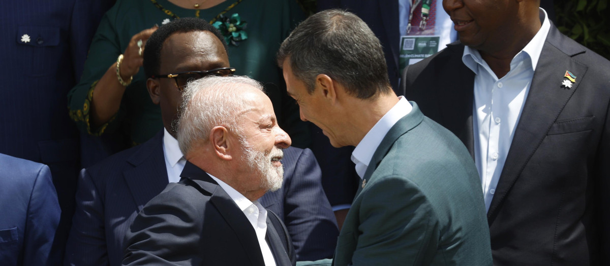 El presidente de Brasil, Luiz Inácio Lula da Silva (i), saluda al presidente del Gobierno de España, Pedro Sanchéz (d) durante la foto de familia en el último día de la cumbre de líderes COP30 este viernes