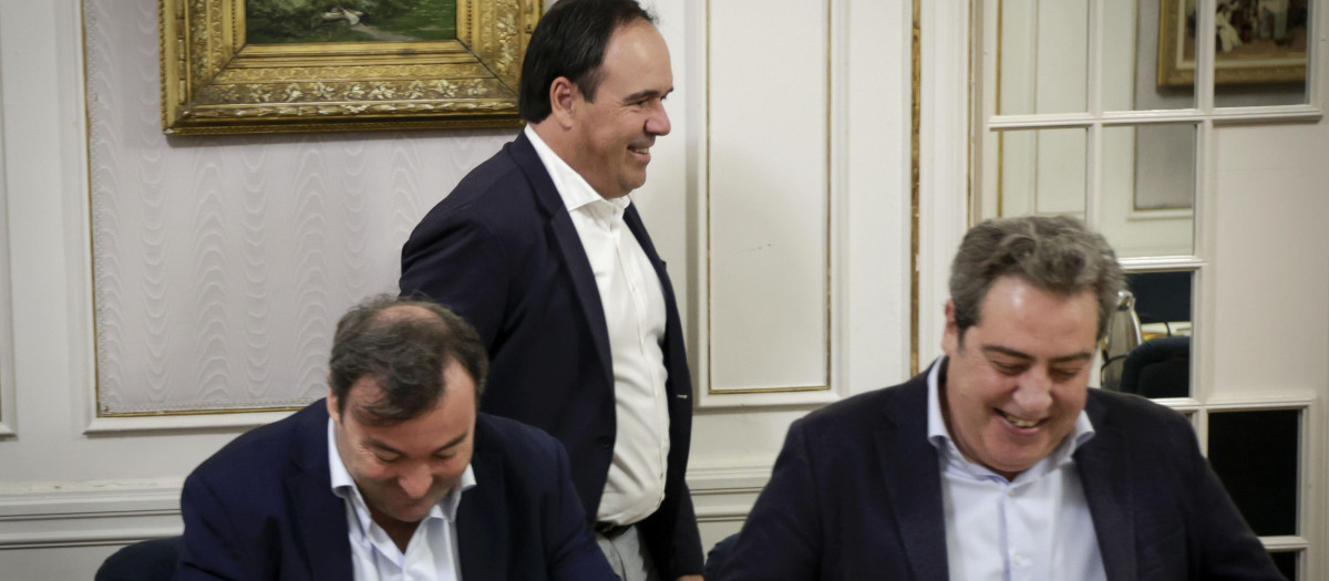 Imagen de archivo de Juanfran Pérez Llorca junto al portavoz y portavoz adjunto de Vox en las Cortes Valencianas