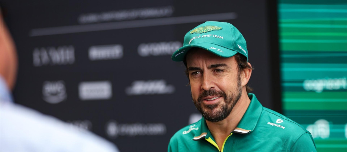 Fernando Alonso atiende a los medios en la previa del GP de Brasil
