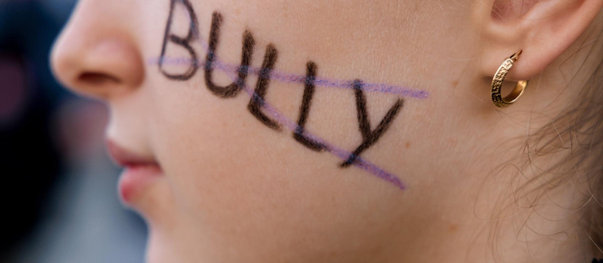 Una persona con la cara pintada, durante una manifestación