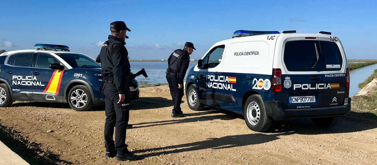 Un policía nacional se encuentra en estado crítico tras sufrir un disparo por parte de un hombre que se mantiene atrincherado en una nave de Isla Mayor (Sevilla