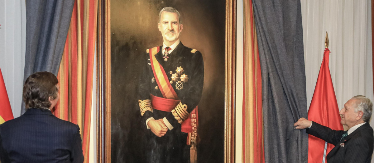 Pedro de Borbón, duque de Calabria; y Manuel Pardo de Vera, presidente de la Real Asociación de Hidalgos de España, descubren el retrato del Rey