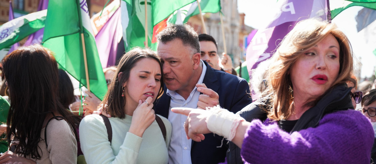 La exministra de Igualdad Irene Montero, junto al diputado andaluz Juan Antonio Delgado, en una manifestación en Sevilla (archivo)