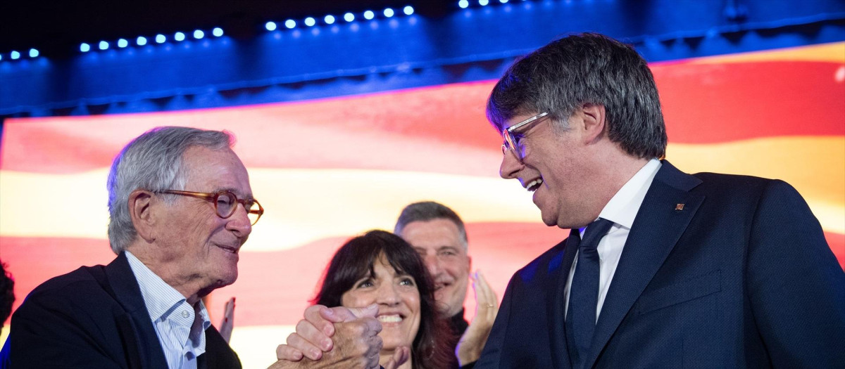 Carles Puigdemont saluda a Xavier Trias, que fue candidato en los anteriores comicios municipales
