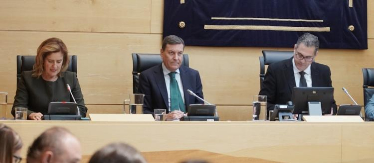 El consejero de Economía y Hacienda, Carlos Fernández Carriedo, comparece en las Cortes para informar sobre el proyecto de ley de Presupuestos Generales de la Comunidad para 2026, en lo relativo a su departamento