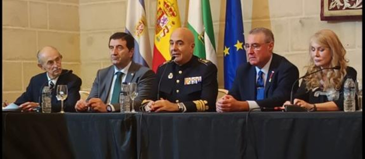 La mesa presidencial de la exposición con el Comandante General de la Marina en el centro