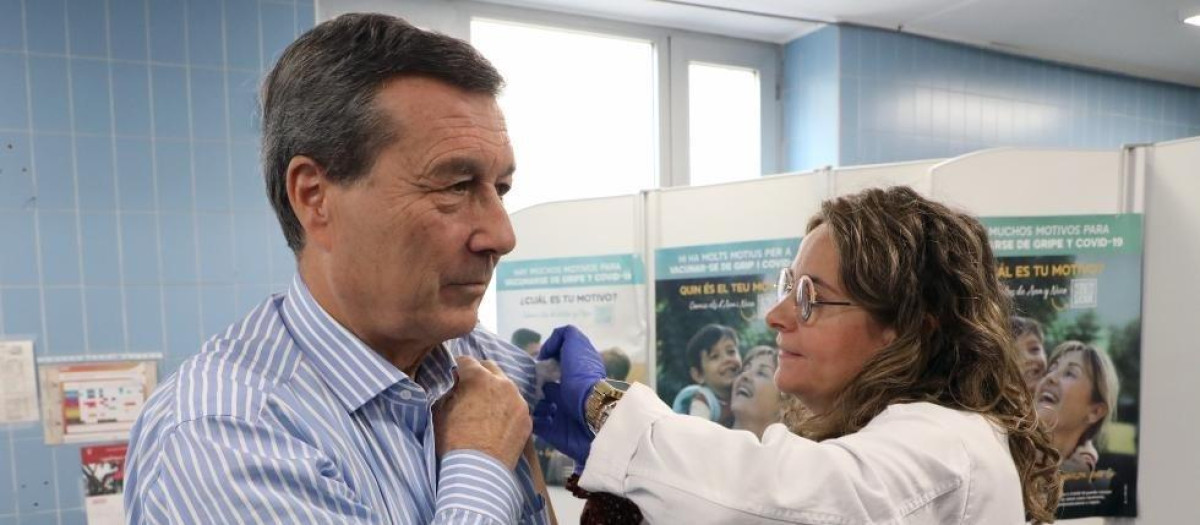 El conseller de Sanidad, Marciano Gómez, participa en la campaña de vacunación frente a la gripe en el Centro de Salud Serrería