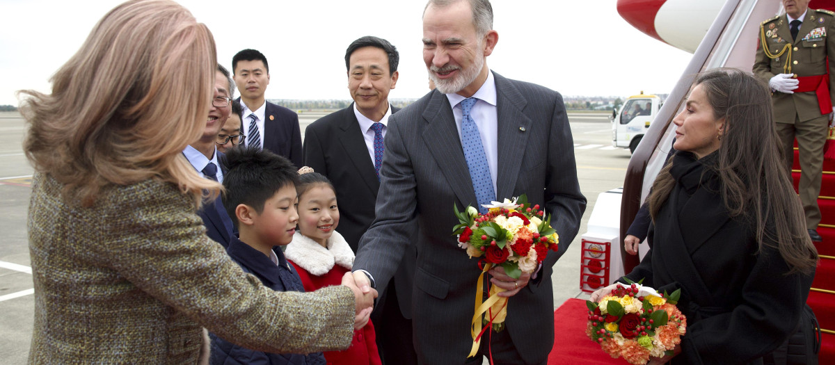 Spanish King Felipe and Queen Letizia arriving in Chengdu, where they will begin their official visit to China. November 10, 2025