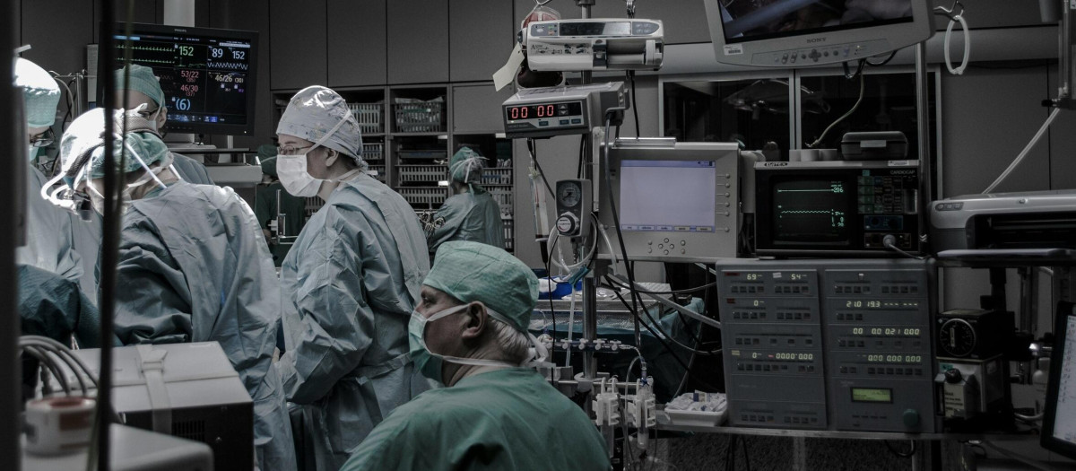 Médicos durante una intervención quirúrgica, en una imagen de archivo