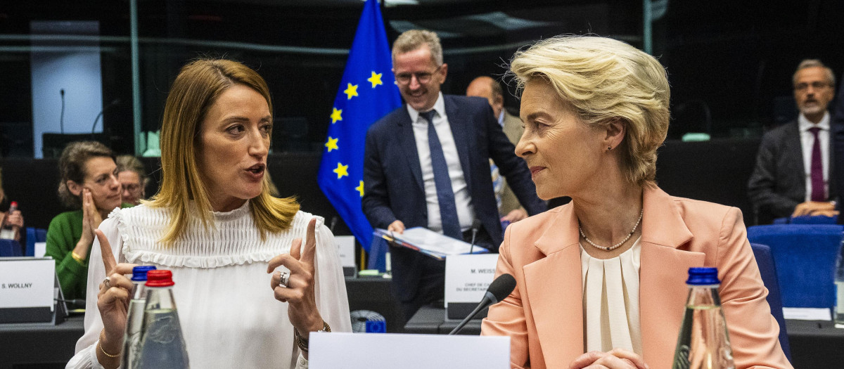 (I-D) La presidenta del Parlamento Europeo, Roberta Metsola, junto a la presidenta de la Comsión Europeo, Ursula von der Leyen