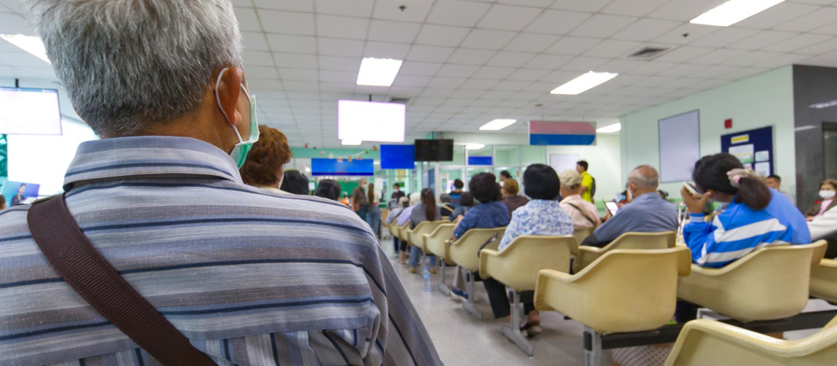 Pacientes esperan a ser atendidos