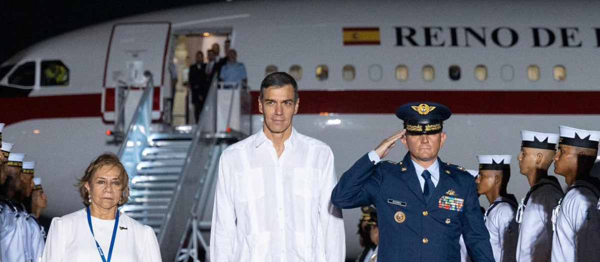 SPedro Sánchez a su llegado a Colombia y exhibiendo una guayabera