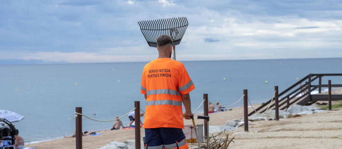 Enric trabaja limpiando el paseo marítimo de Pineda de Mar gracias al programa Reincorpora de la Fundación ”la Caixa”
