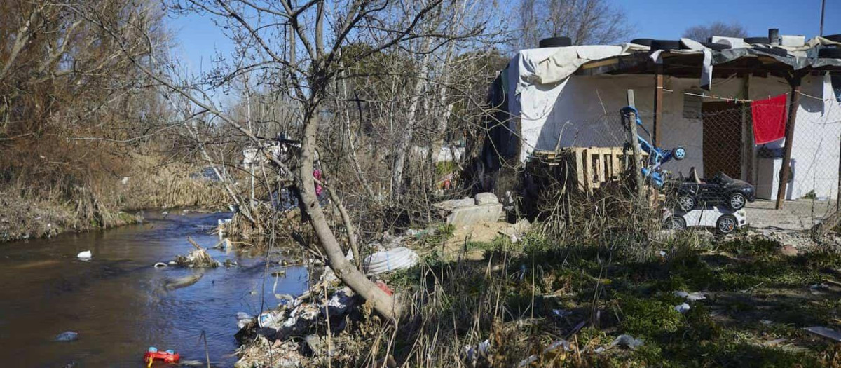 Construcción ilegal a orillas de un río