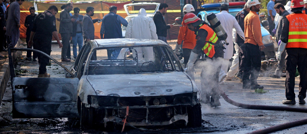 Restos de un coche bomba frente a un tribunal de Islamabad, Pakistán