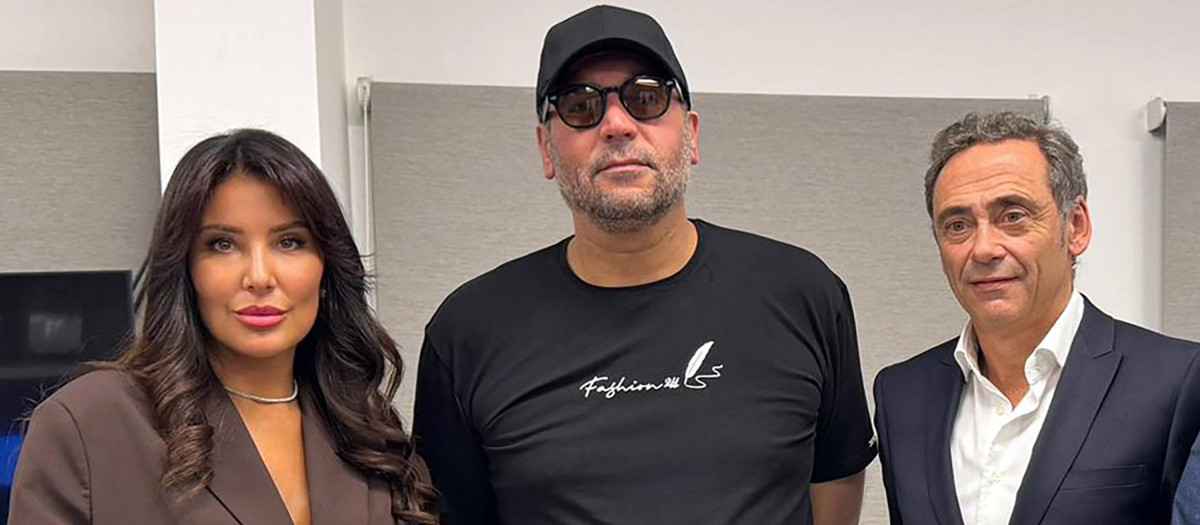 Hannibal Kadhafi (centro) hijo del exdictador Libio Muamar Gadafi junto a sus abogados