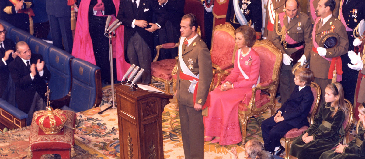 Los Reyes y sus tres hijos, en la proclamación de Don Juan Carlos