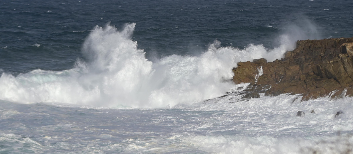 (Foto de ARCHIVO)
Fuerte oleaje en la zona de la Torre de Hércules, a 27 de noviembre de 2021 en A Coruña, Galicia (España). Catorce de las diecisieta comunidades autónomas tienen este sábado riesgo (aviso amarillo) o riesgo importante (aviso naranja) por nieve, lluvia, viento o fuerte oleaje, según ha avisado la Agencia Estatal de Meteorología (AEMET), que espera que la borrasca Arwen acentúe el temporal que afecta a la mitad norte de la Península.

M. Dylan / Europa Press
27 NOVIEMBRE 2021;VITORIA;NIEVE;BORRASCA;EUSKADI
27/11/2021