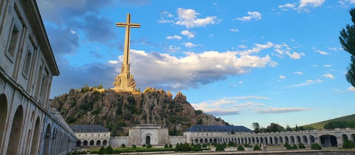 Imagen de la monumental cruz del Valle de los Caídos desde la Hospeería