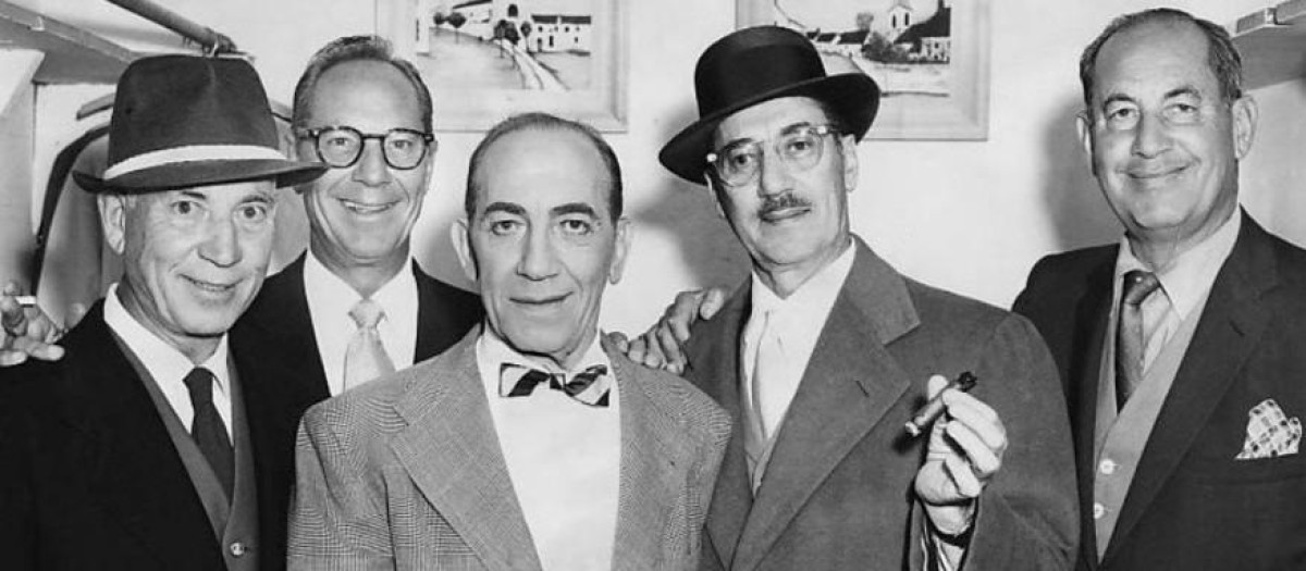 De izquierda a derecha, Harpo, Zeppo, Chico, Groucho y Gummo Marx