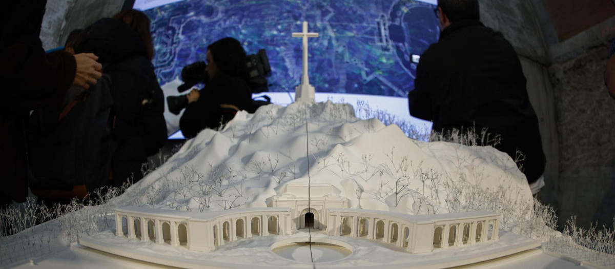 «Desde una cierta contención de gestos y contención de la geometría es capaz de enfrentarse a la monumentalidad del conjunto existente y propone una gran grieta, una sombra desde la cual se rompe la axialidad que históricamente ha gobernado dentro de la Basílica y lo plantea como un umbral, un lugar de encuentro desde el cual poder acceder a ese centro de interpretación que explicará la historia del lugar a la vez que mantiene el funcionamiento de la Basílica», ha justificado el secretario general de Agenda Urbana, Vivienda y Arquitectura.