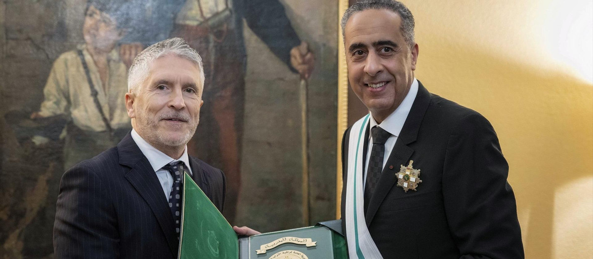 El ministro del Interior, Fernando Grande-Marlaska, entrega la Gran Cruz de la Orden del Mérito de la Guardia Civil al director general de Seguridad Territorial y de Seguridad Nacional de Marruecos, Abdellatif Hammouchi.