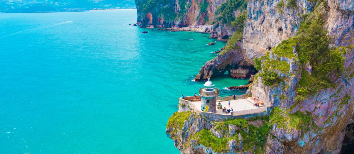 El faro de España ubicado en un lugar imposible que fue construido por presidiarios