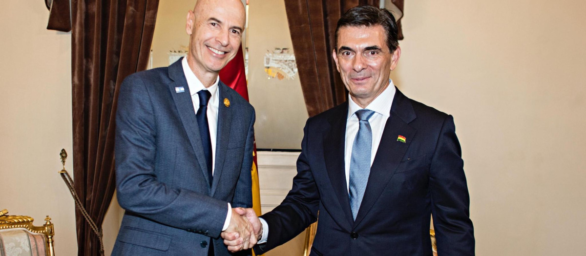 Eden Bar Tal, director general del Ministerio de Relaciones Exteriores de Israel saluda al presidente de Bolivia Rodrigo Paz