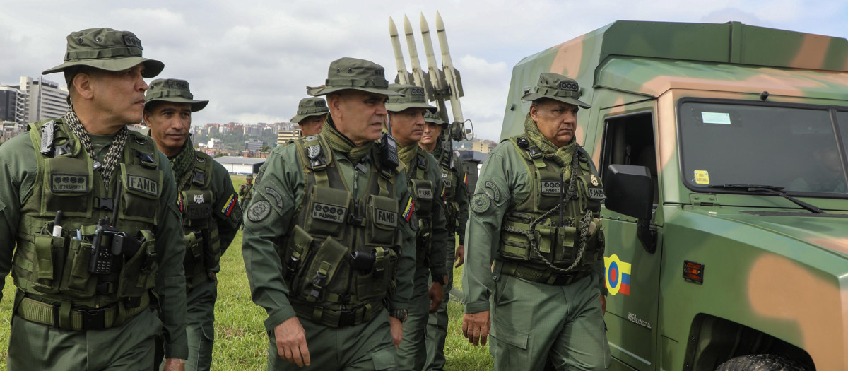 Vladimir Padrino López (Centro) jefe del Ejército de la dictadura chavista y la cúpula militar en Caracas